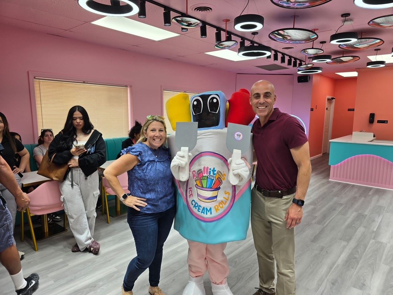 Rollitos Group Picture with Mascot